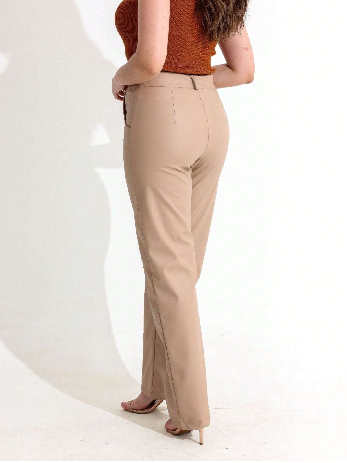 calca-feminina-de-couro-wide-leg-bege-linda-carioca-03